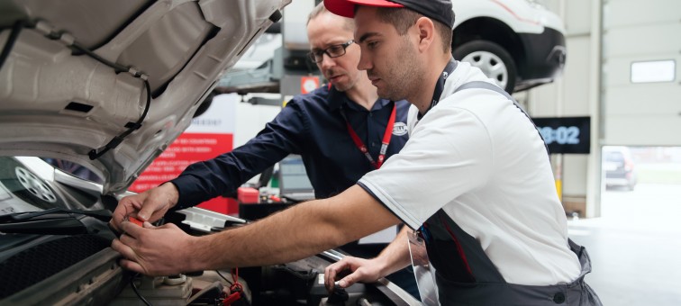 Second round of the Young Car Mechanic competition in Hungary